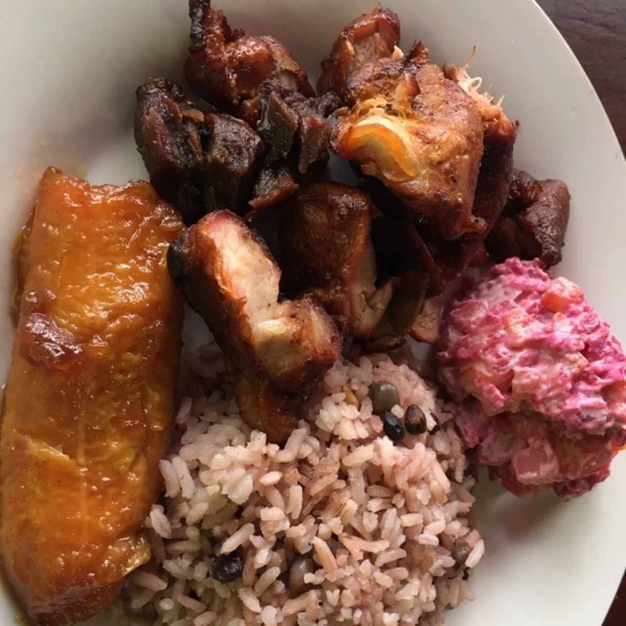 Puerco ahumado, arroz con guandu, platano en tentacion y pure de papas. 