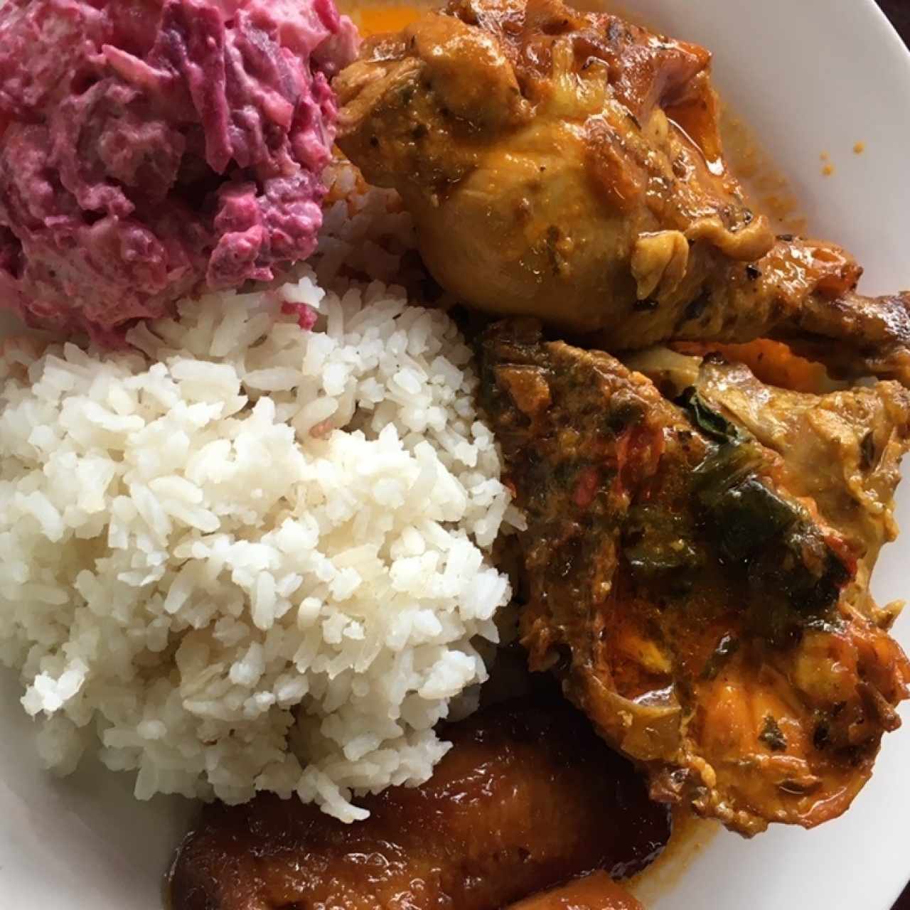 Gallina guisada, arroz, platano en tentacion y pure de papas. 