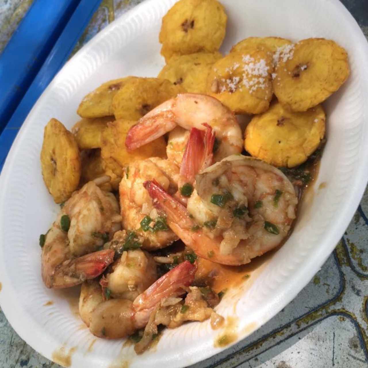 Langostinos al ajillo con patacones