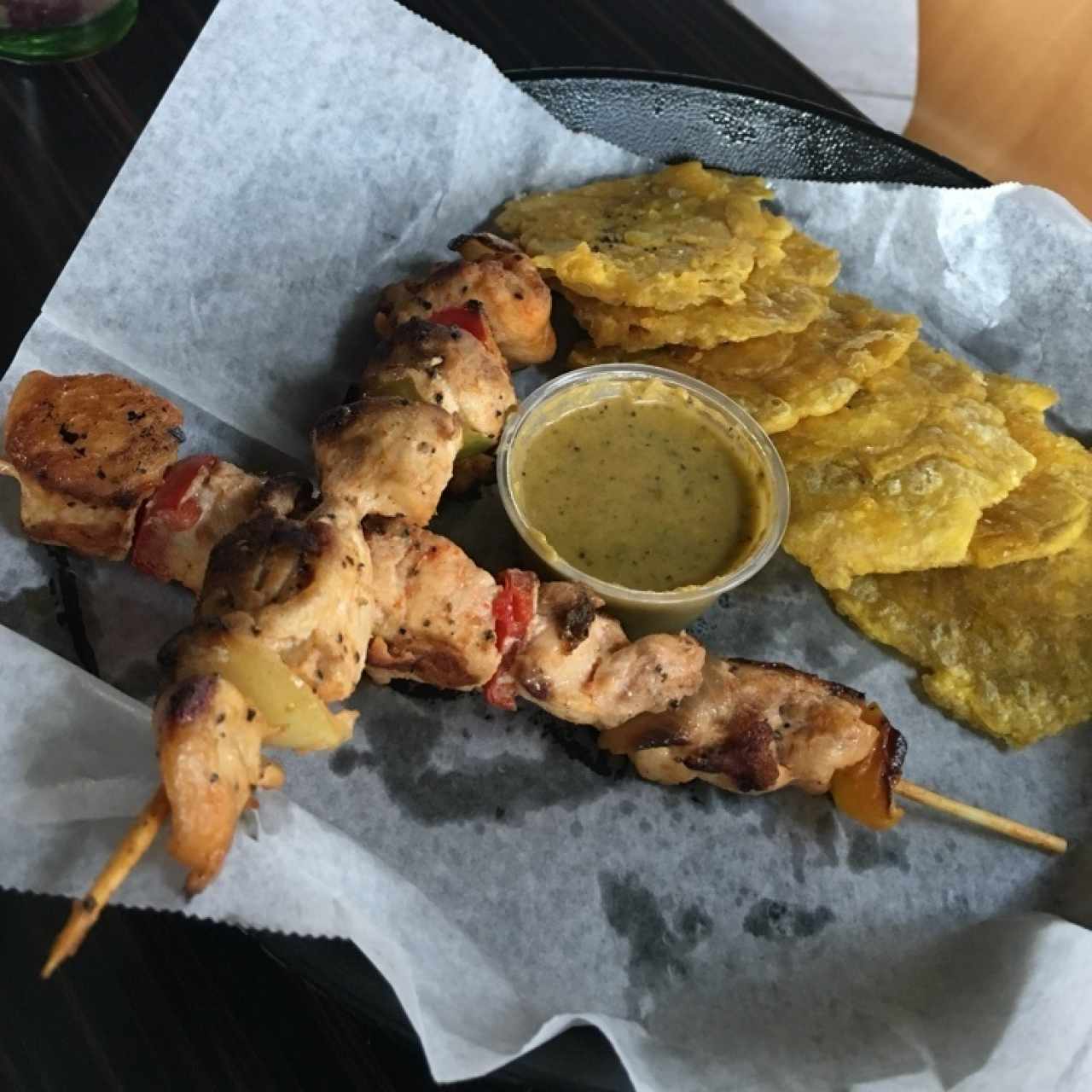 Brochetas de pollo con paracones (menú de niño)