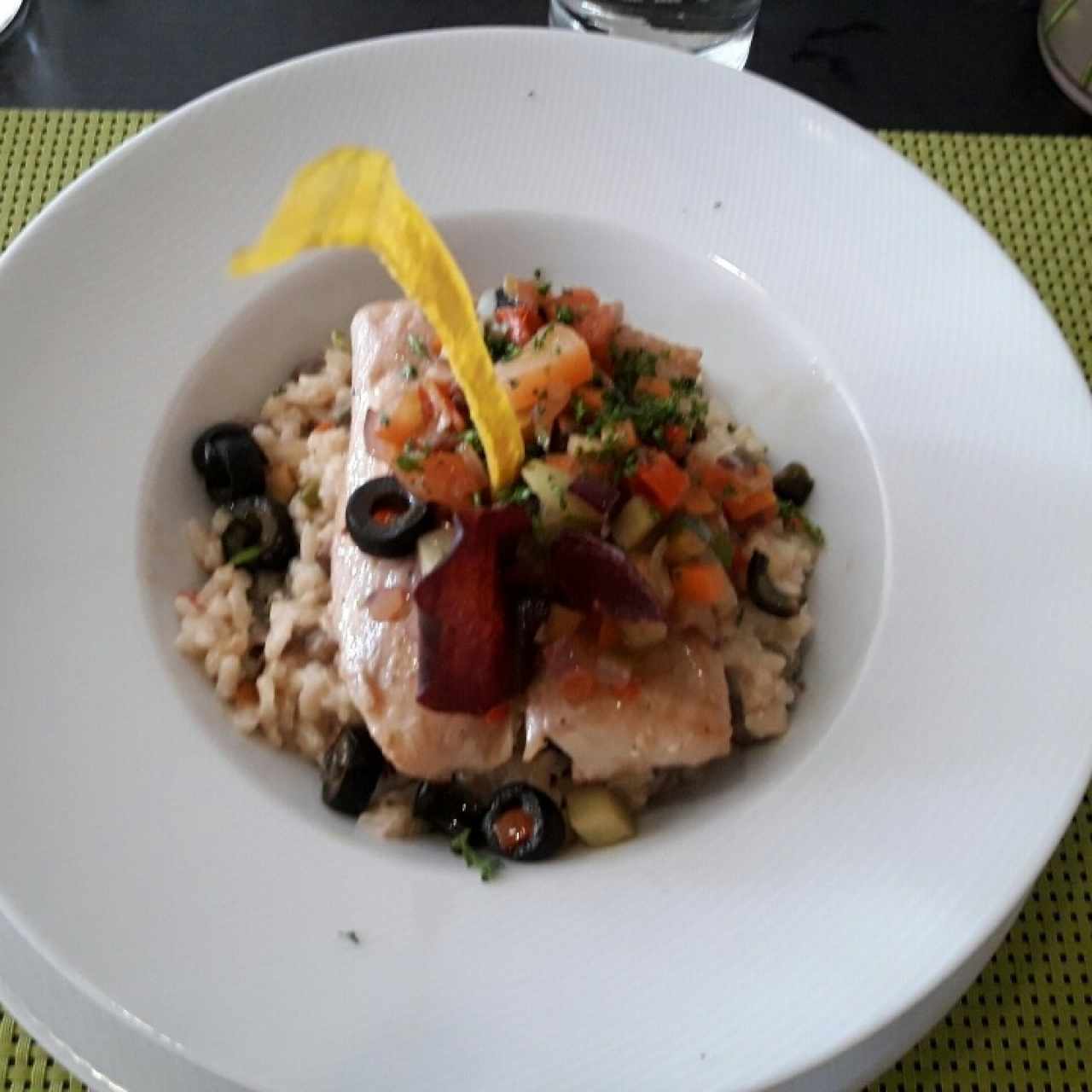 Pesca del día con risoto de guandu y coco y ratatuille