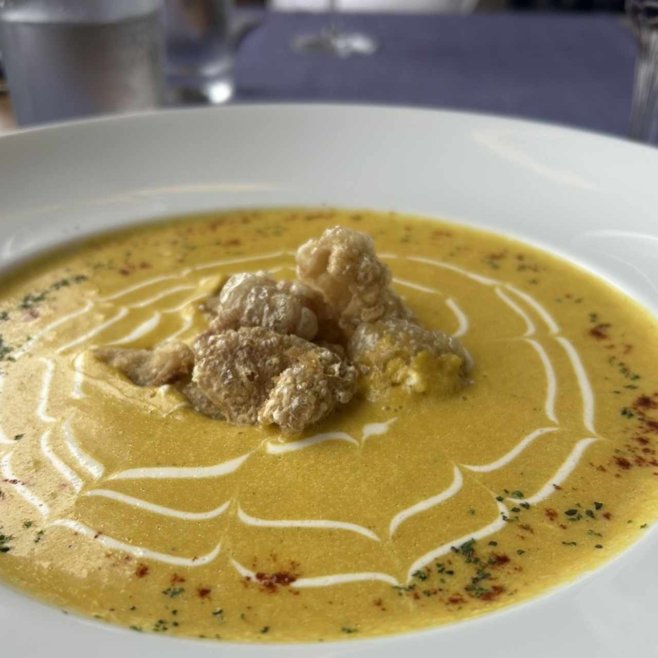 Crema de zapallo con crotones de Chicharrón y Marmoleado de Crema