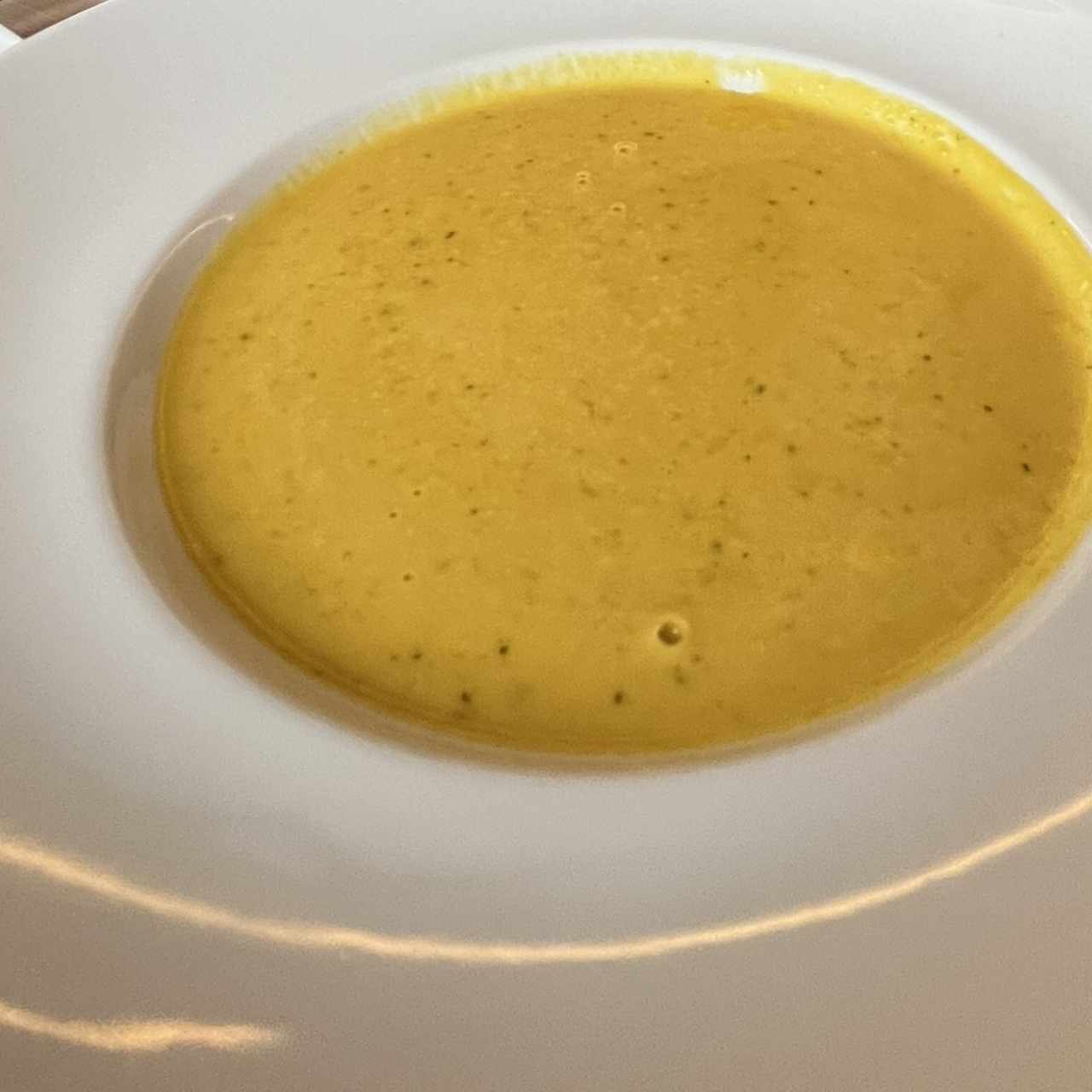 Crema de zapallo con crotones de Chicharrón y Marmoleado de Crema