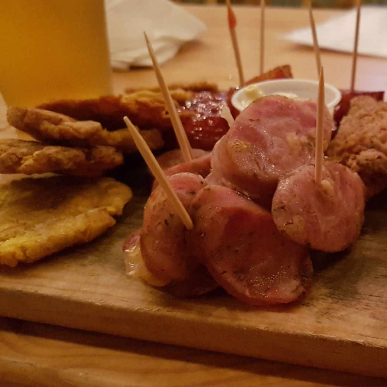 picada patacones chorizo