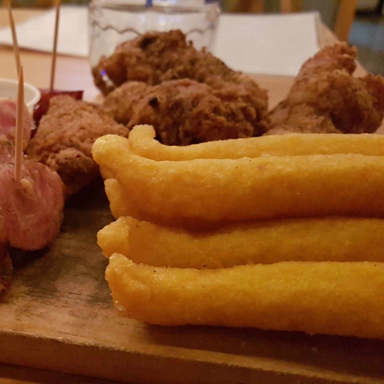 picada alitas y almojabanos