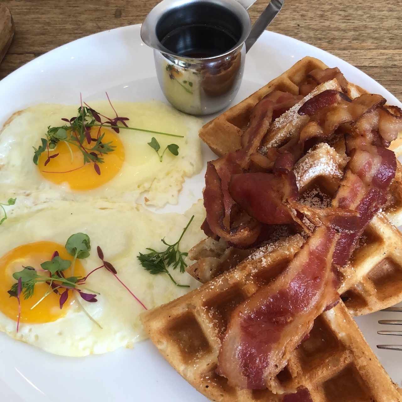 waffles bacon y huevos