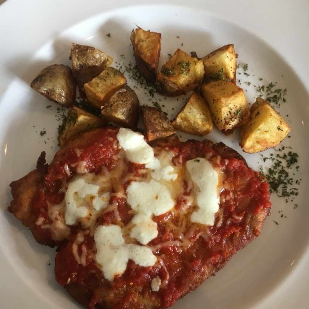 Pollo a la parmegiana con papines