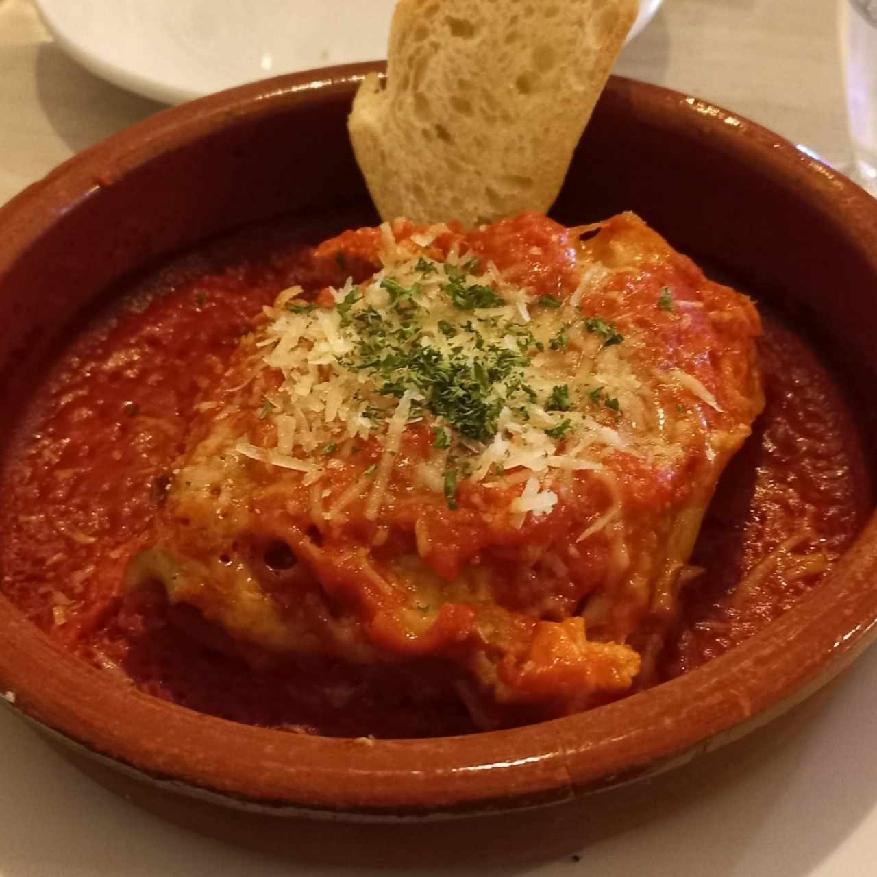 lasagña de pollo con pan de ajo