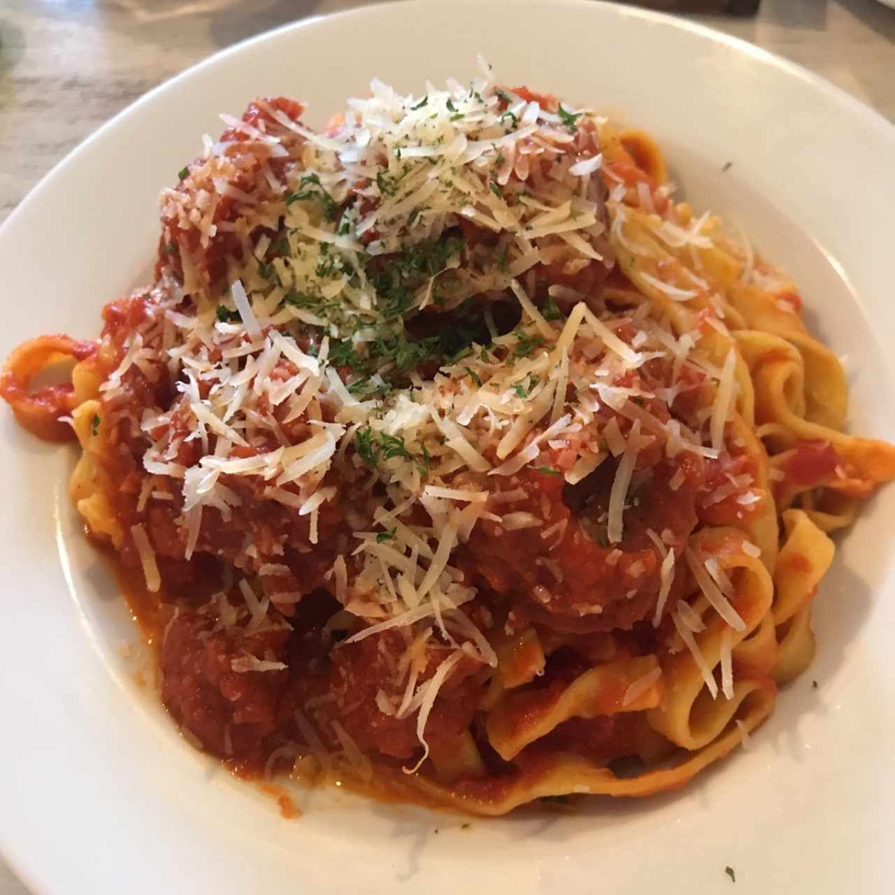 Fettuccini en salsa de albondigas de carne