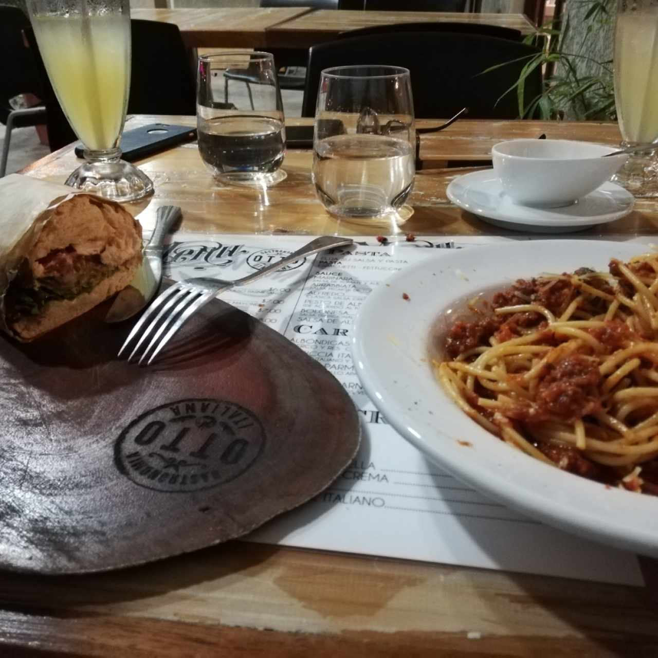 Panini y pasta a la boloñesa