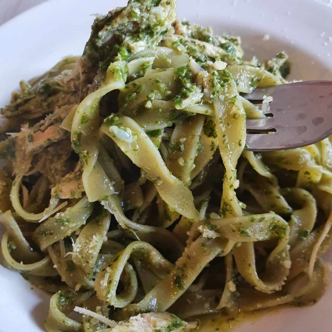 Fetuccini al pesto con pollo