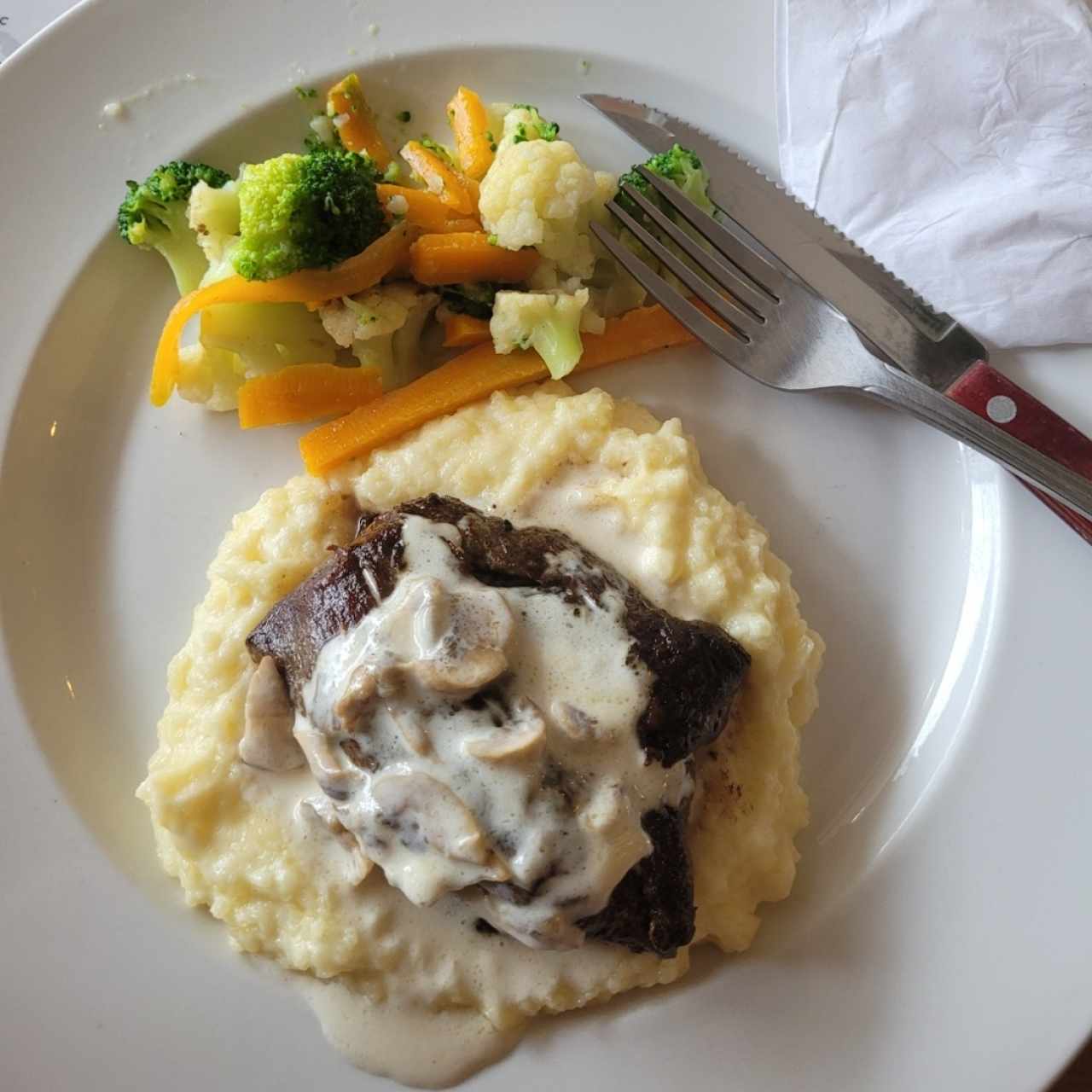 filete de carne con hongos puré y vegetales 