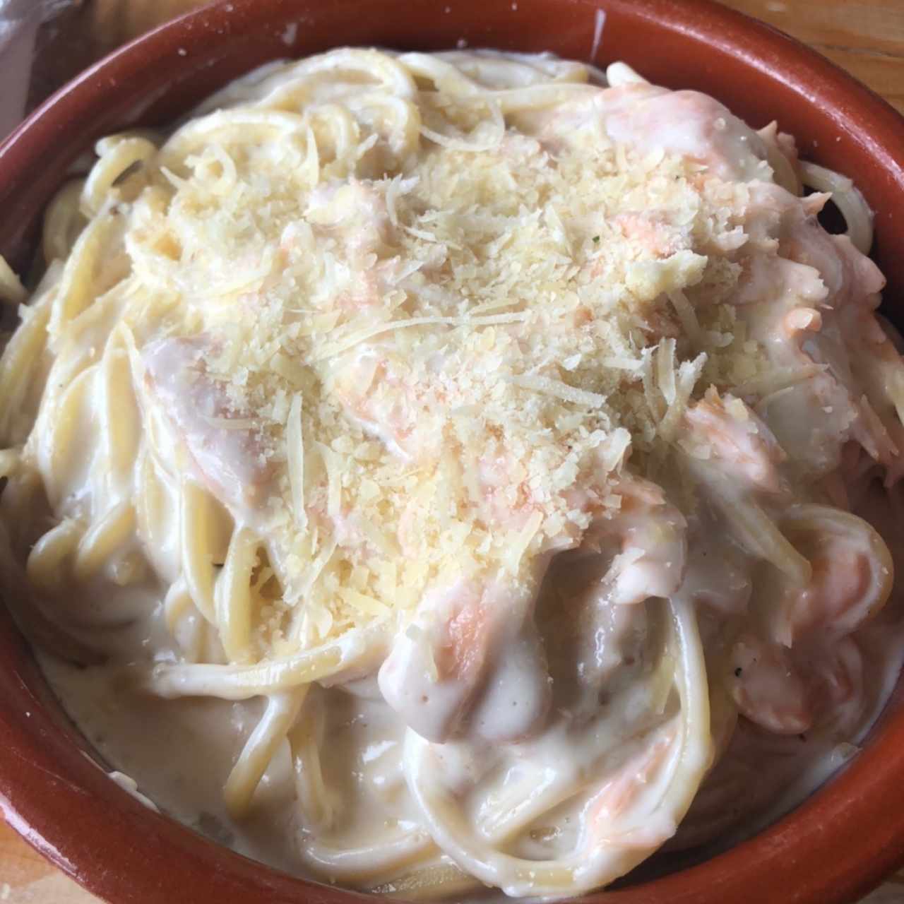 Espagueti alfredo con extra salmon