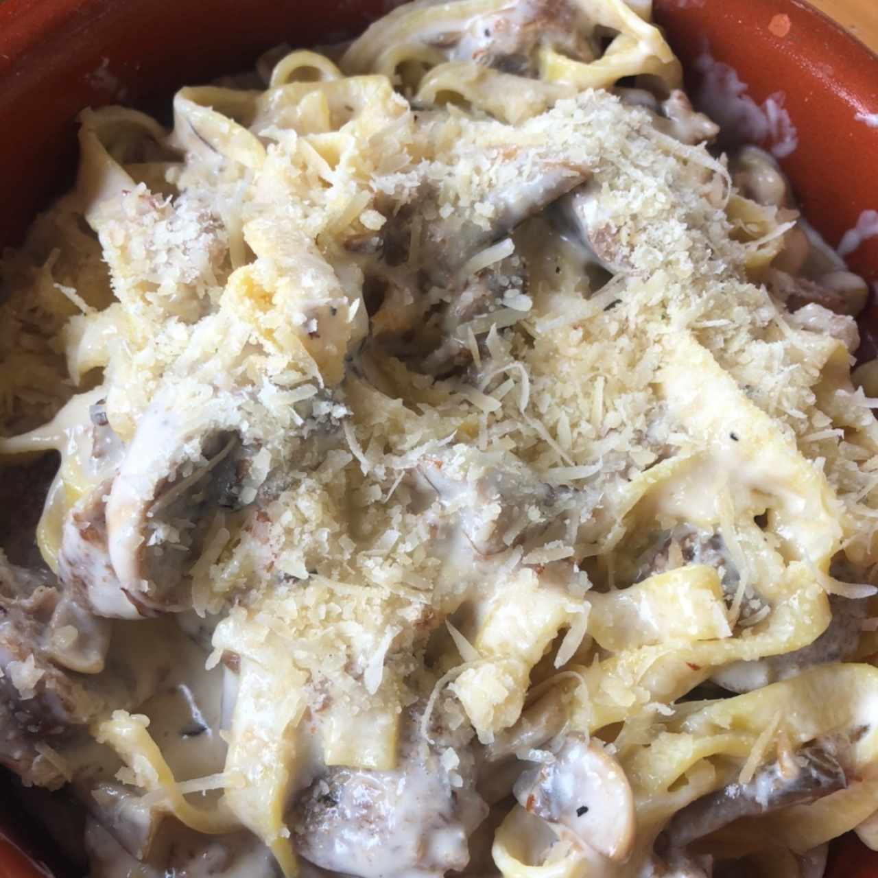 Plato especial: fetuccini alfredo con chorizo italiano y hongos 