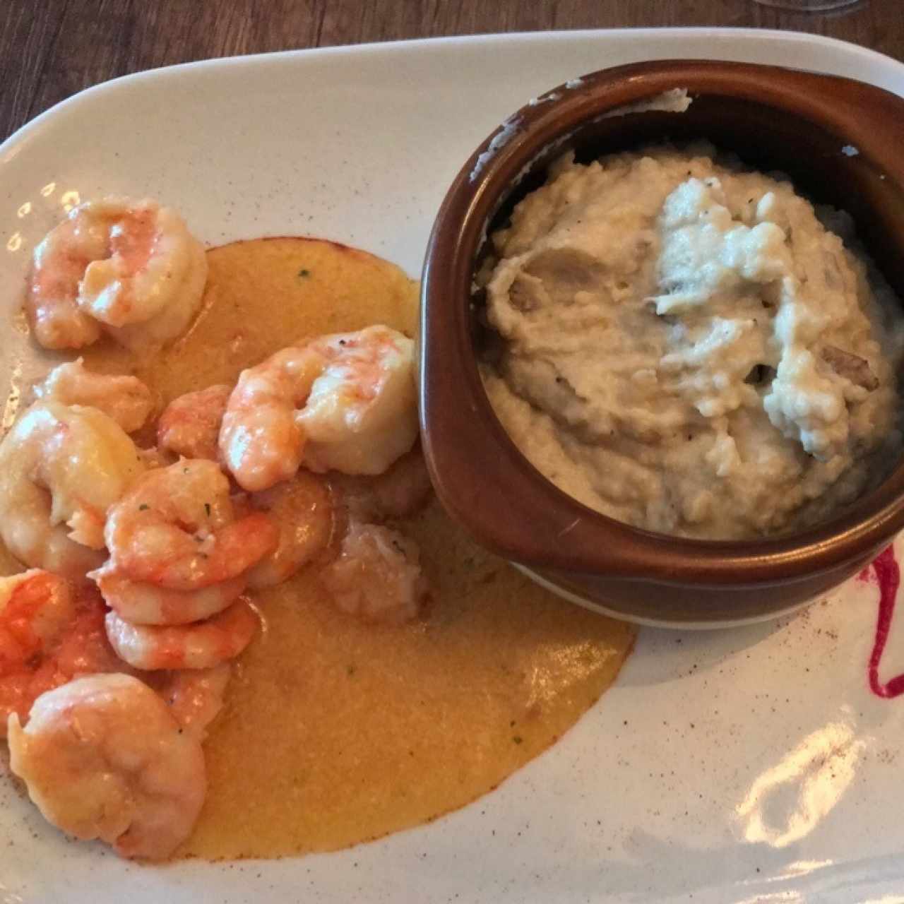 Camarones al ajillo con puré rústico