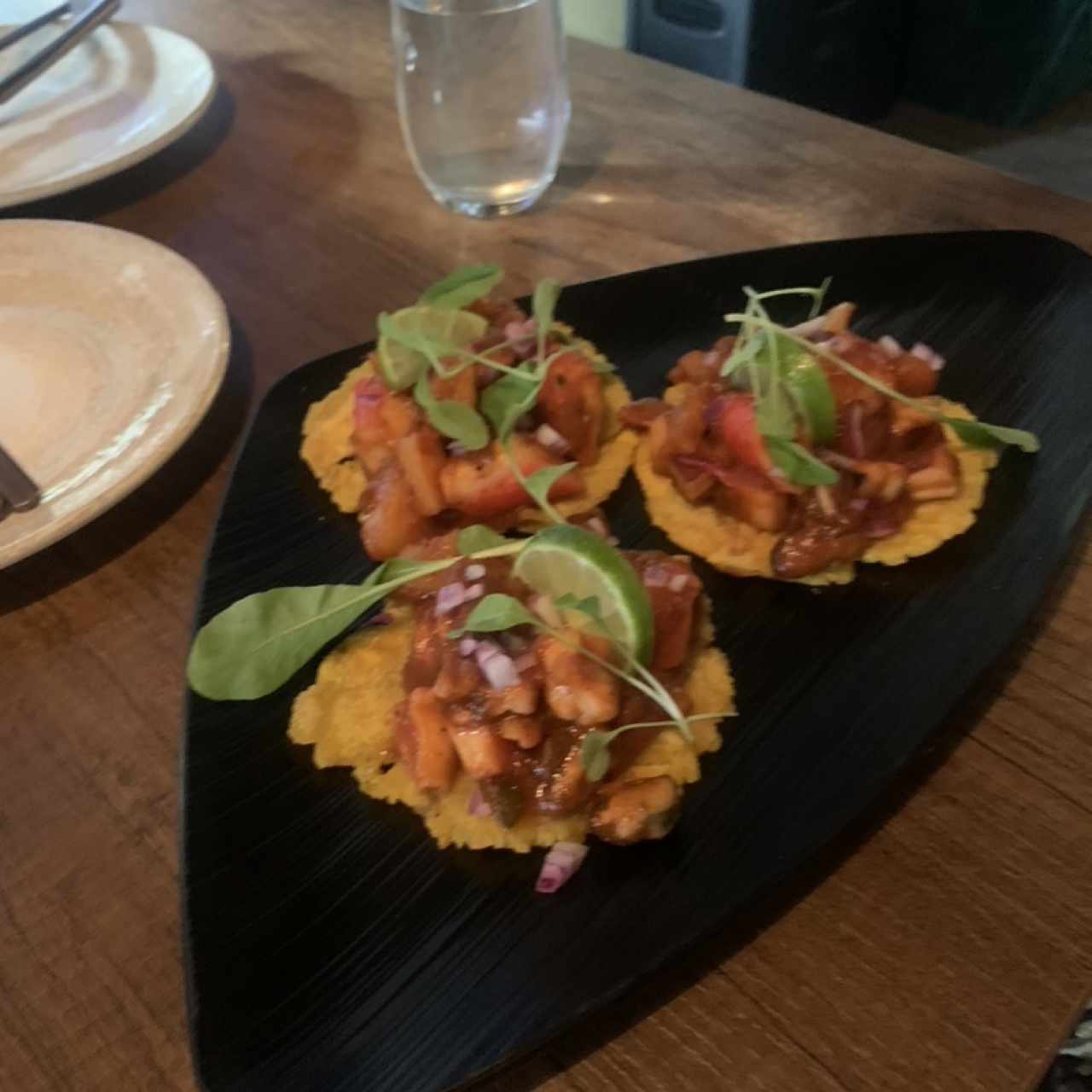 Tamaki, patacones con mariscos