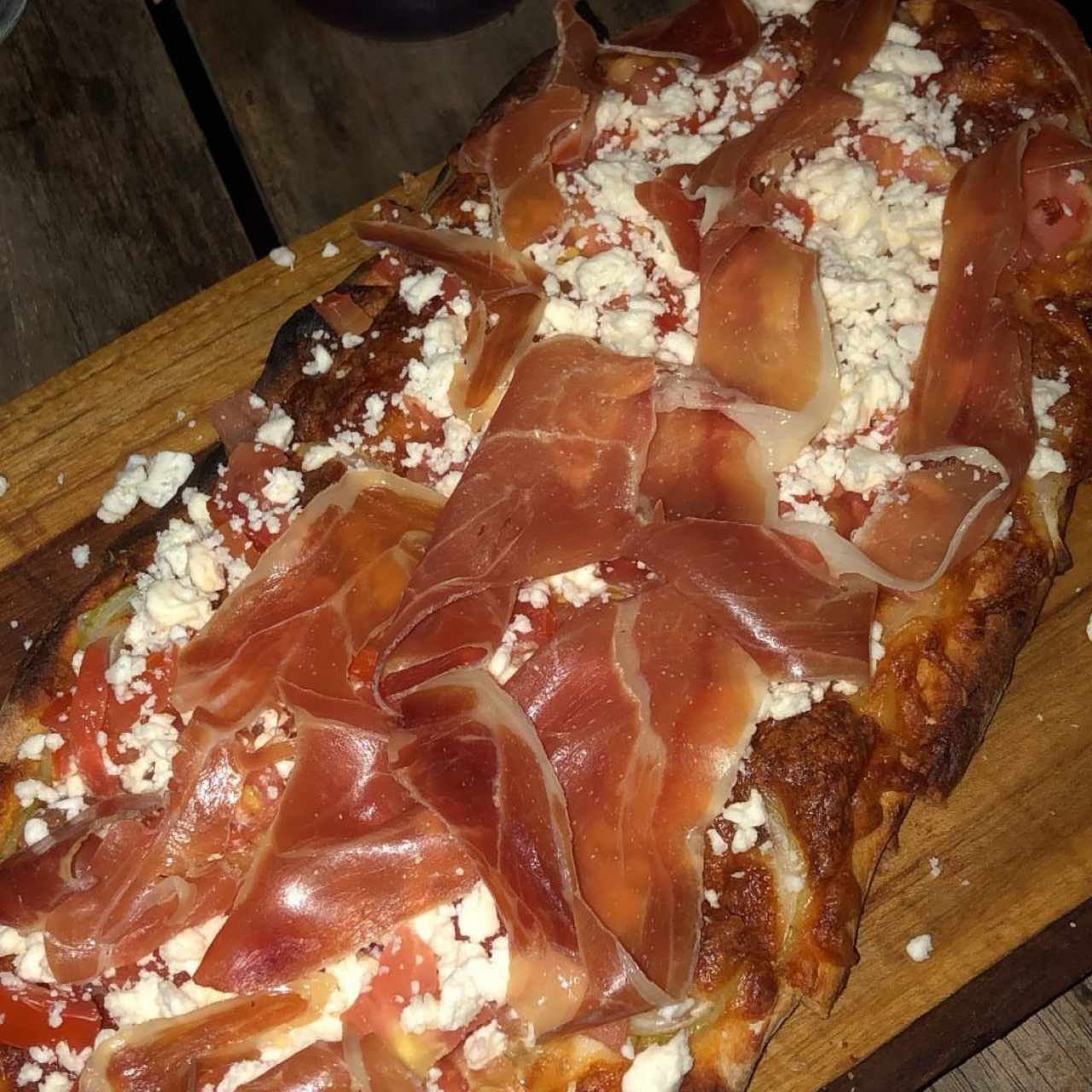 Pizza de jamón serrano, queso fetta y cebolla🙌