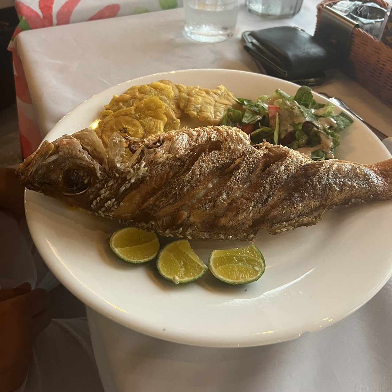 Pescado frito con patacones