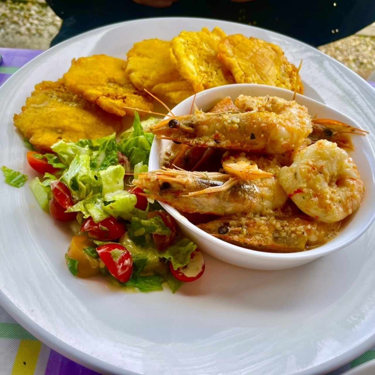 Langostinos  con Patacones y Ensalada Mixta 