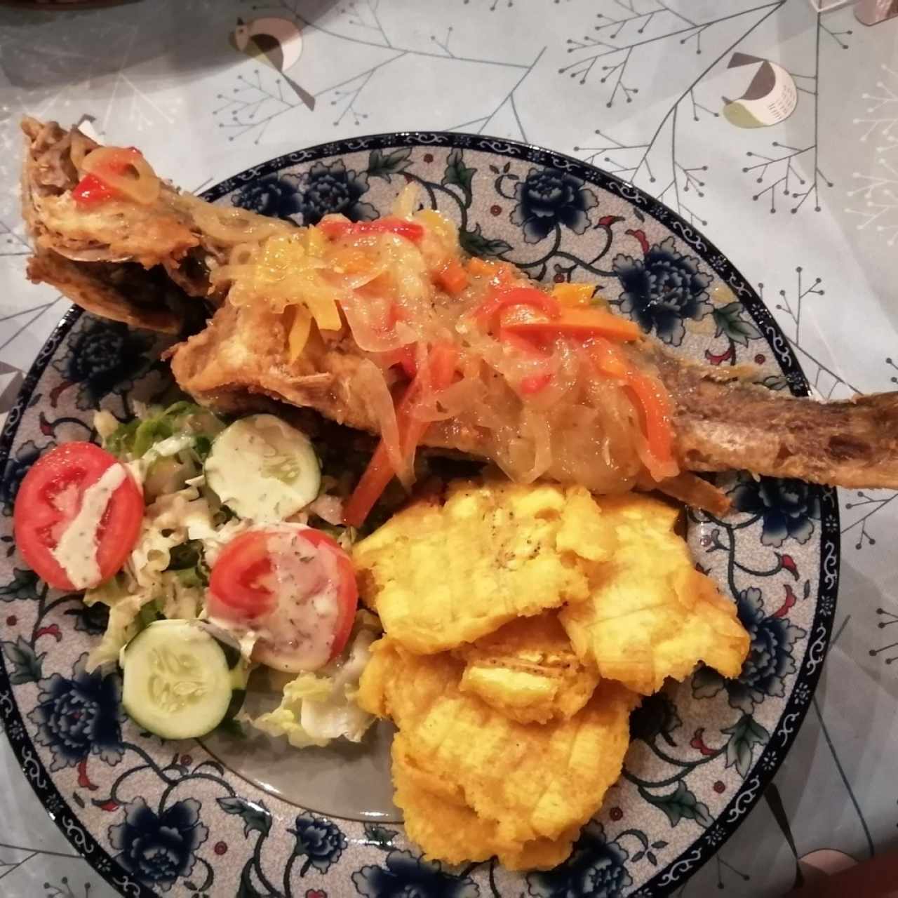 Pescado en escabeche con patacones 