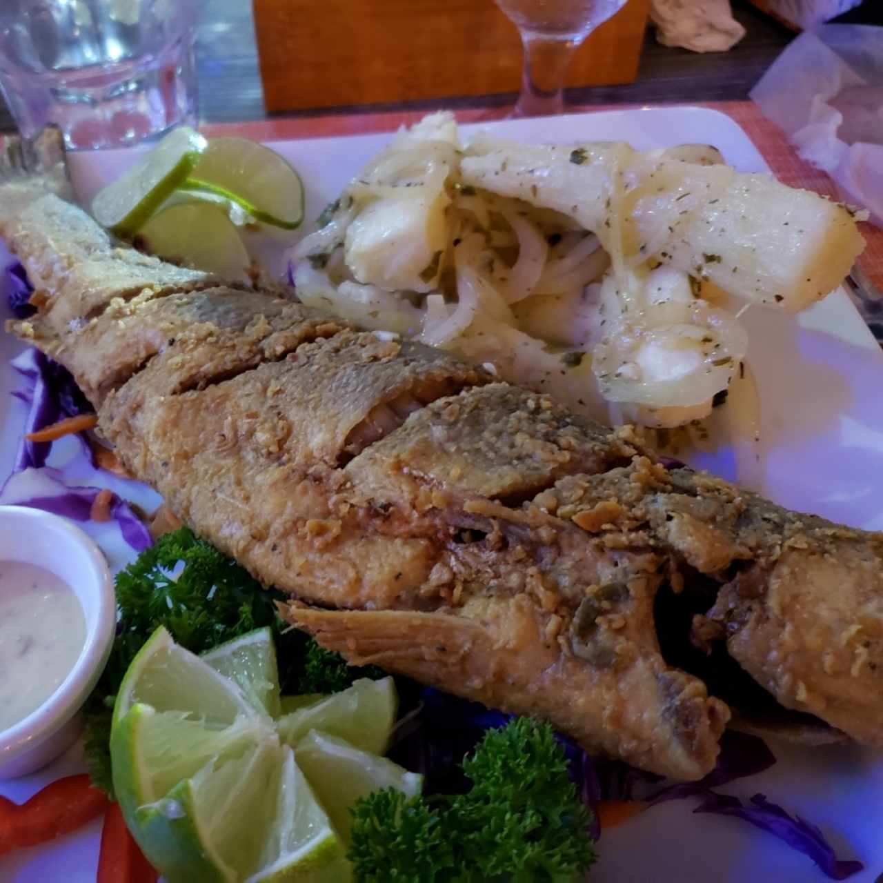 corvina frita con yuca al mojo