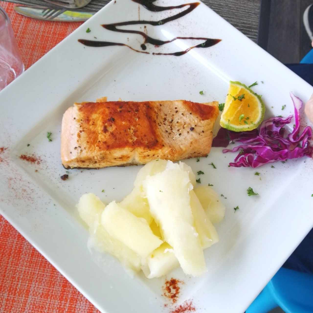 salmón con yuca hervida