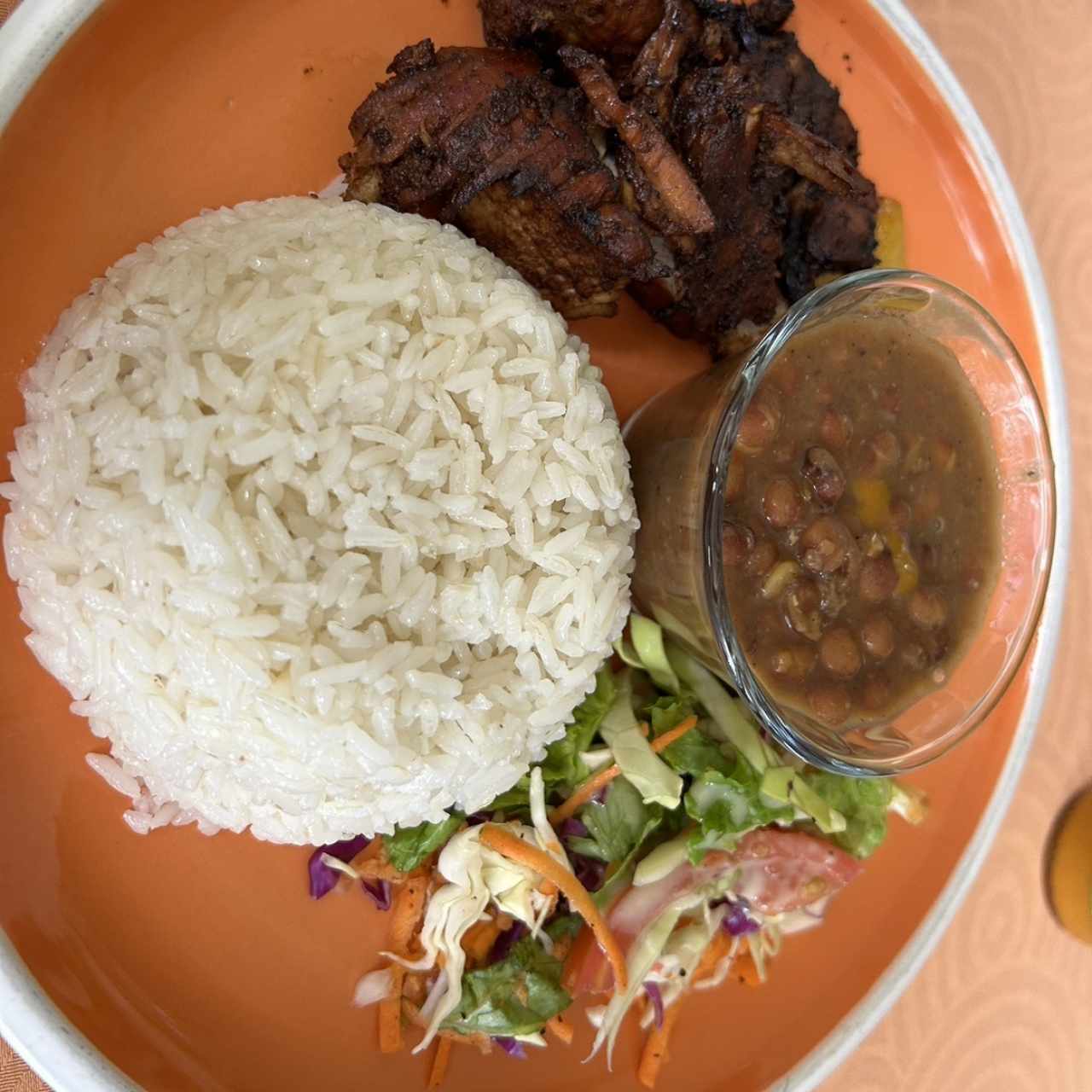 Pernil, arroz, frijoles y ensalda