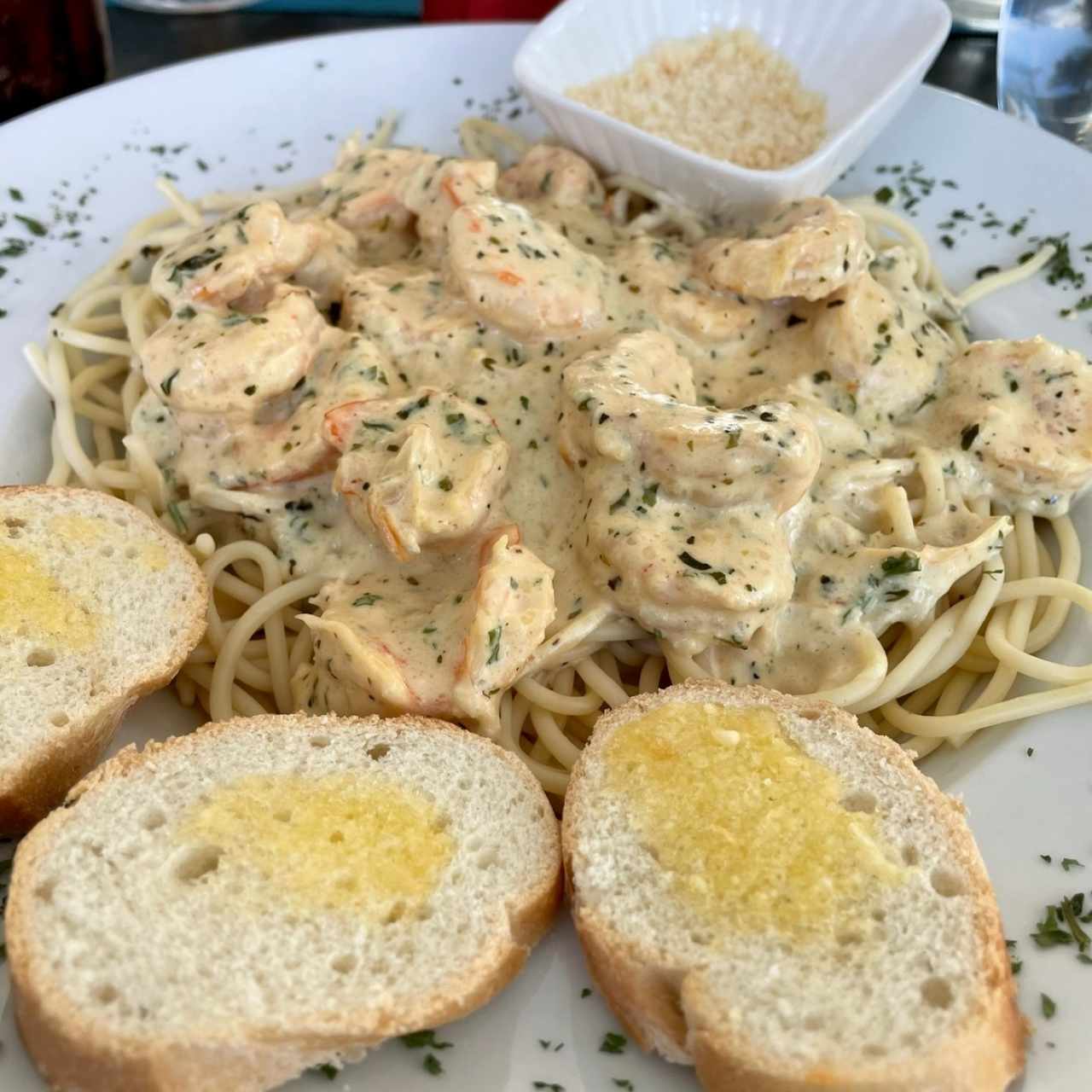 Pasta en sala Alfredo de camarones 