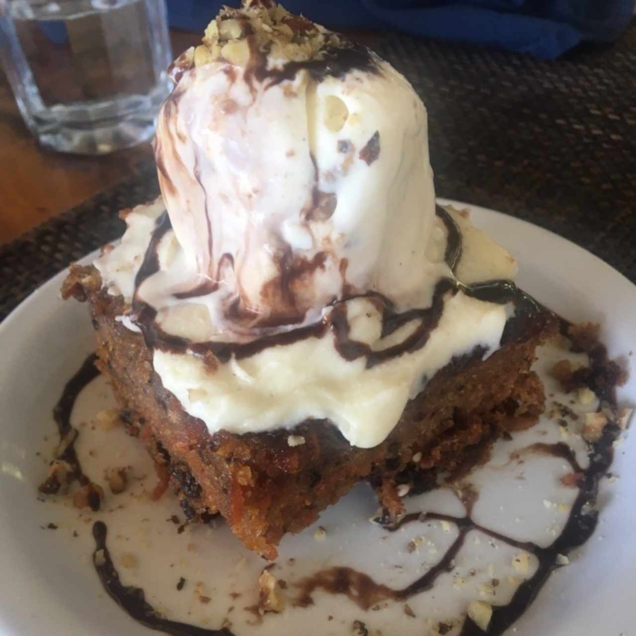 Pastel de zanahoria con helado 