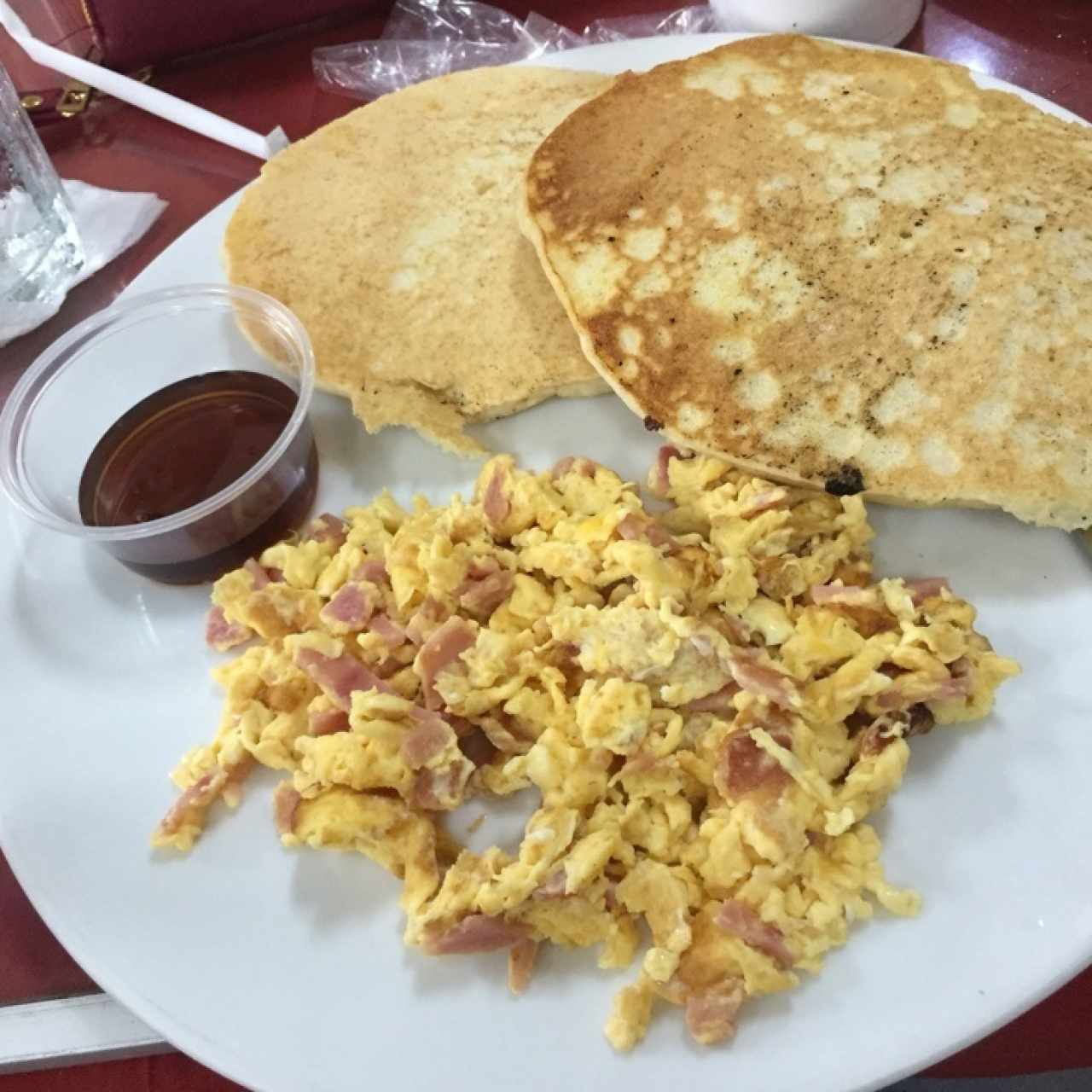 Pancakes, huevos revueltos con salami