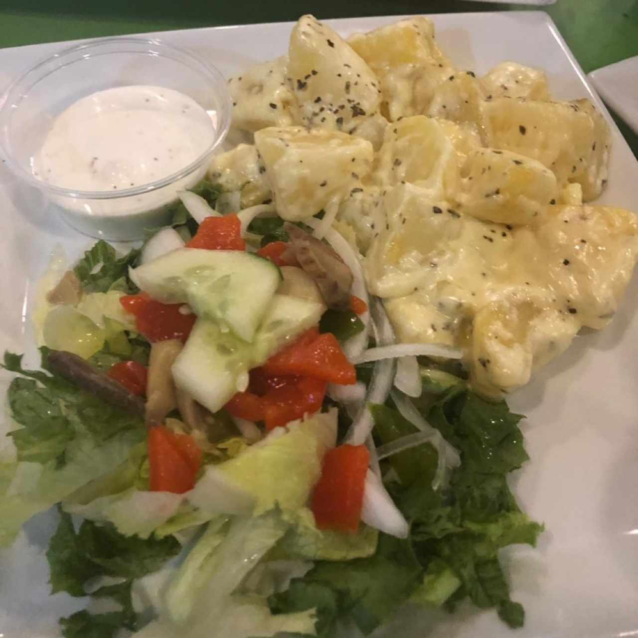 Acompañamiento Papas gratinadas y ensalada. 😍 