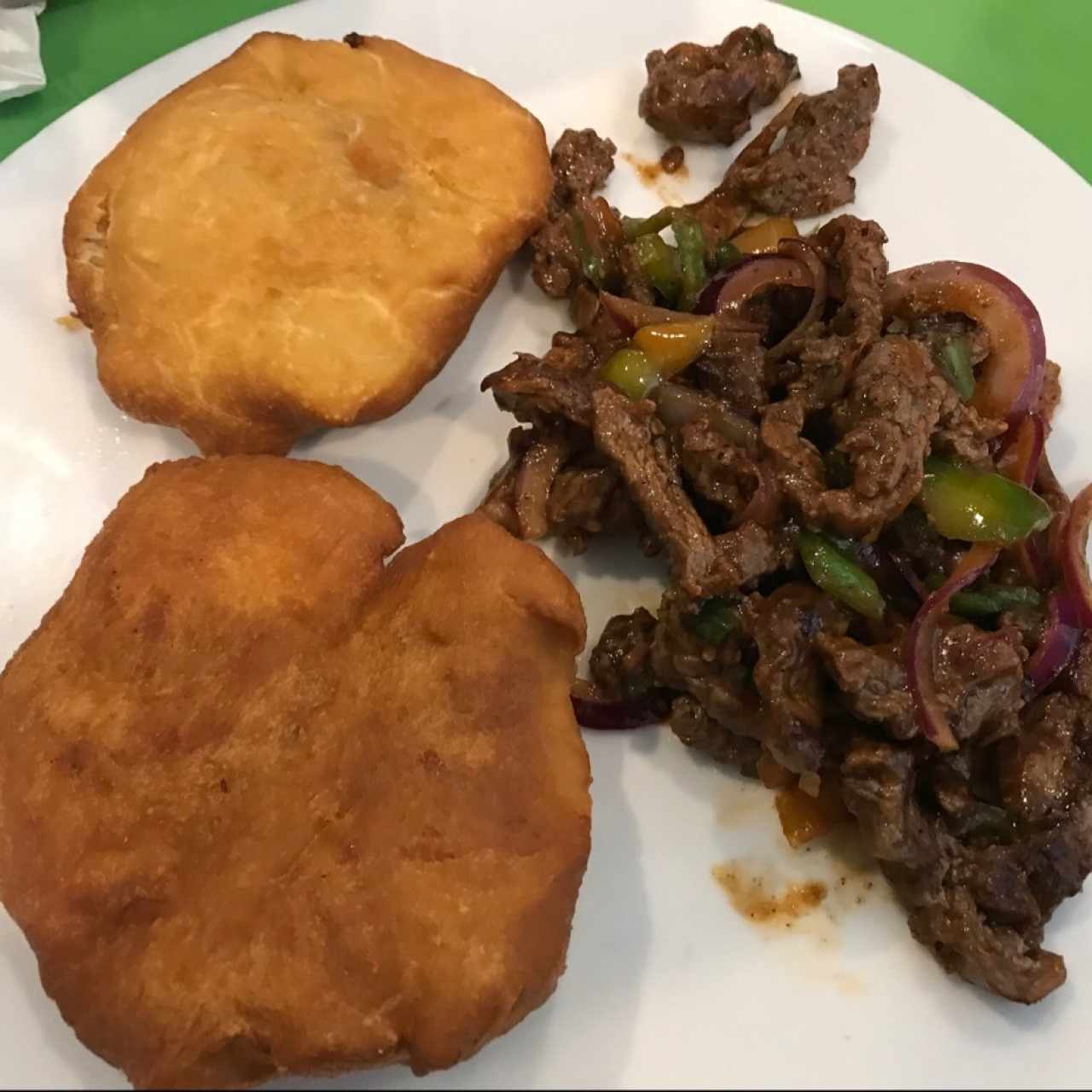 bistec encebollado con hojaldre 