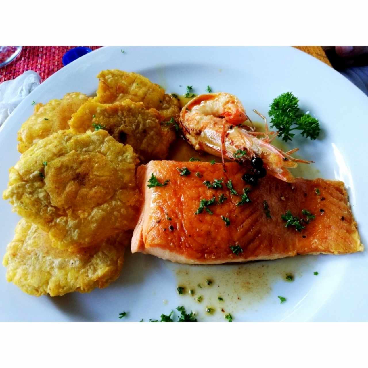 Salmón langostinado con patacones