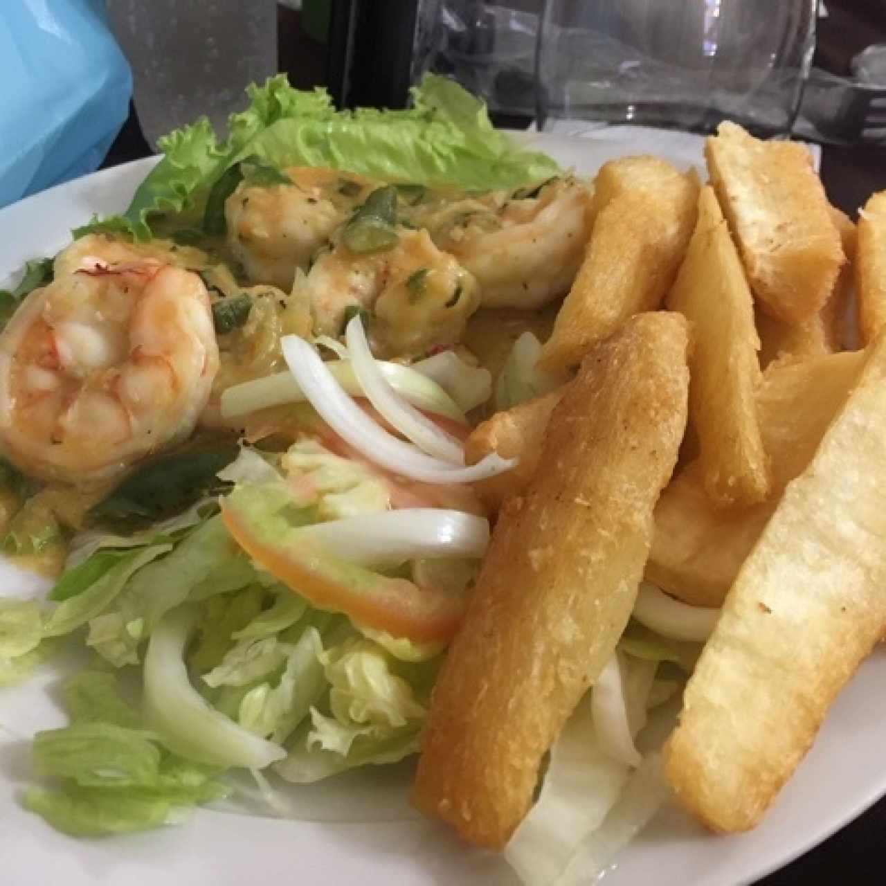 Langostinos con yuca frita