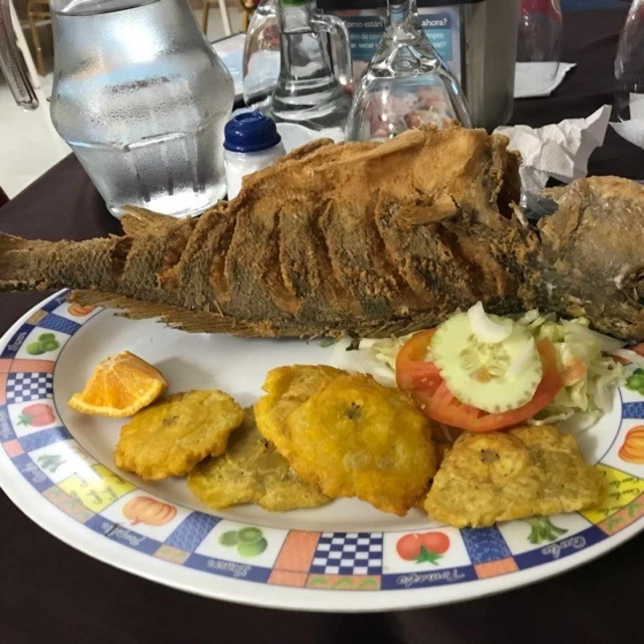 Pescado Frito con Patacones