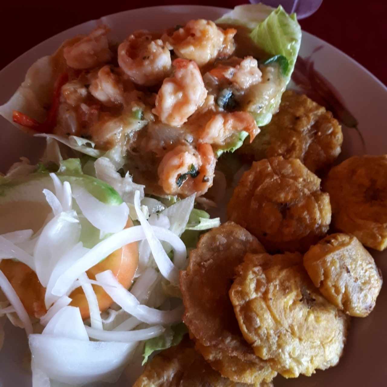 camarones al ajillo con patacones