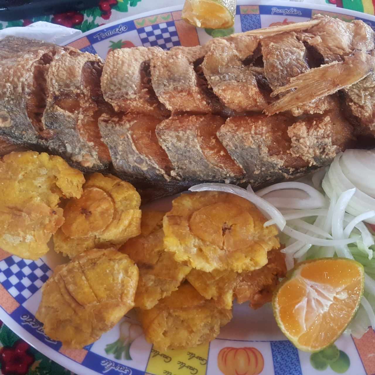 Pescado frito con patacones