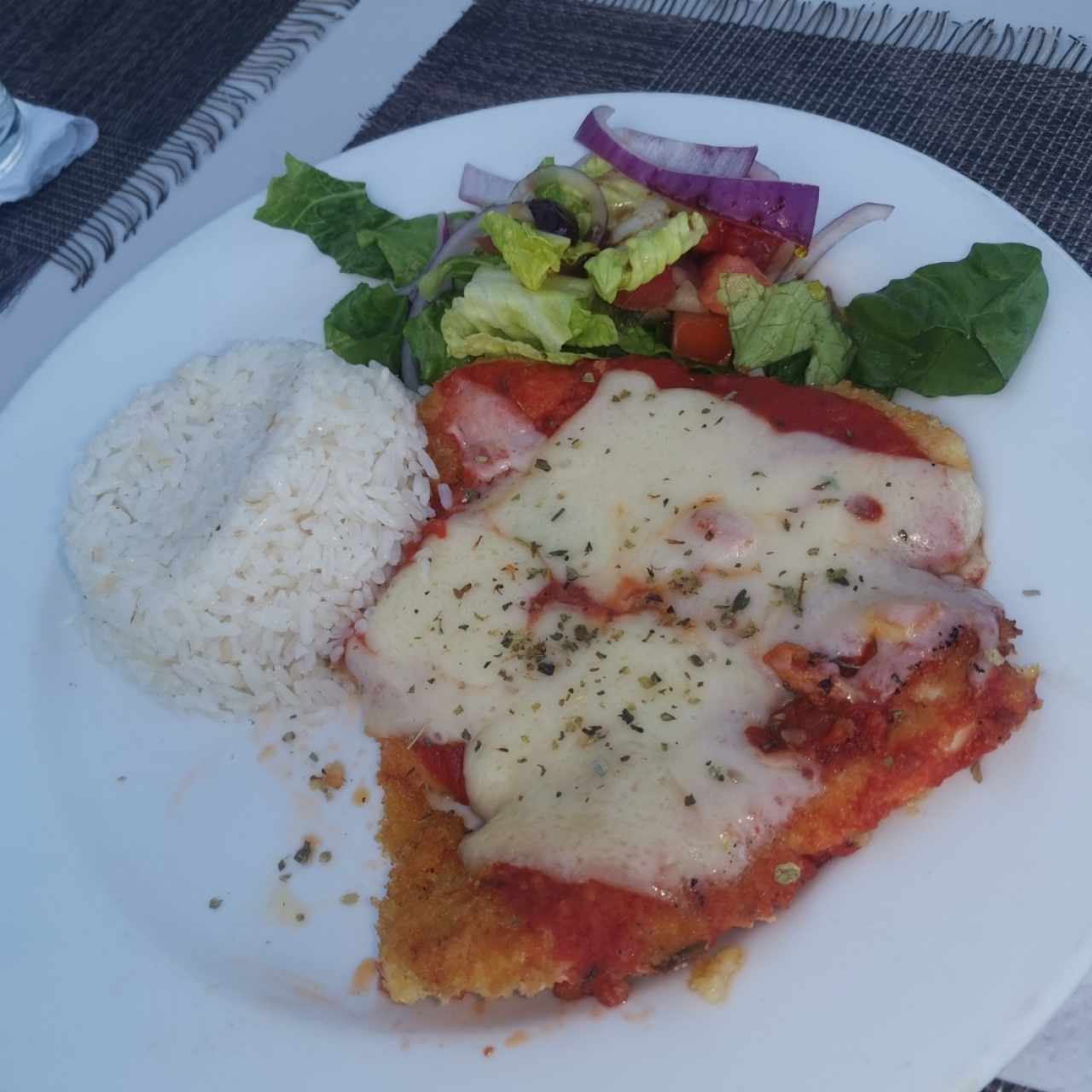 Suprema de pollo a la parmesana