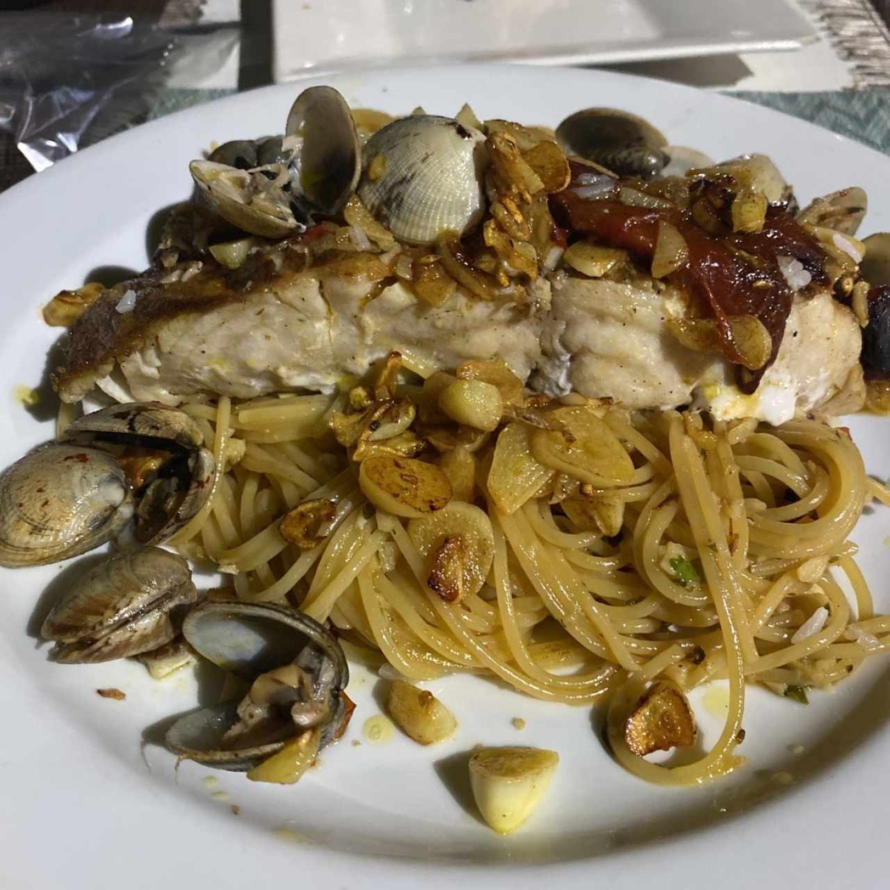 Spagetti al oleo con robalo