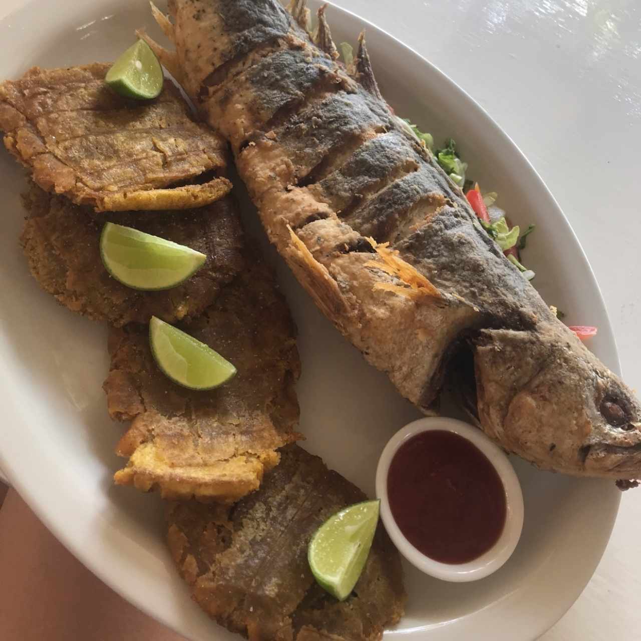 Pescado frito con patacones