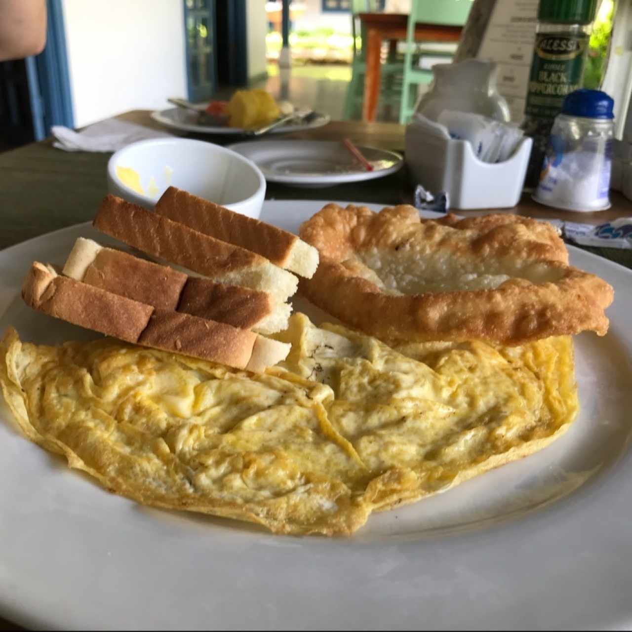 Omelette con tostadas y hojaldre 