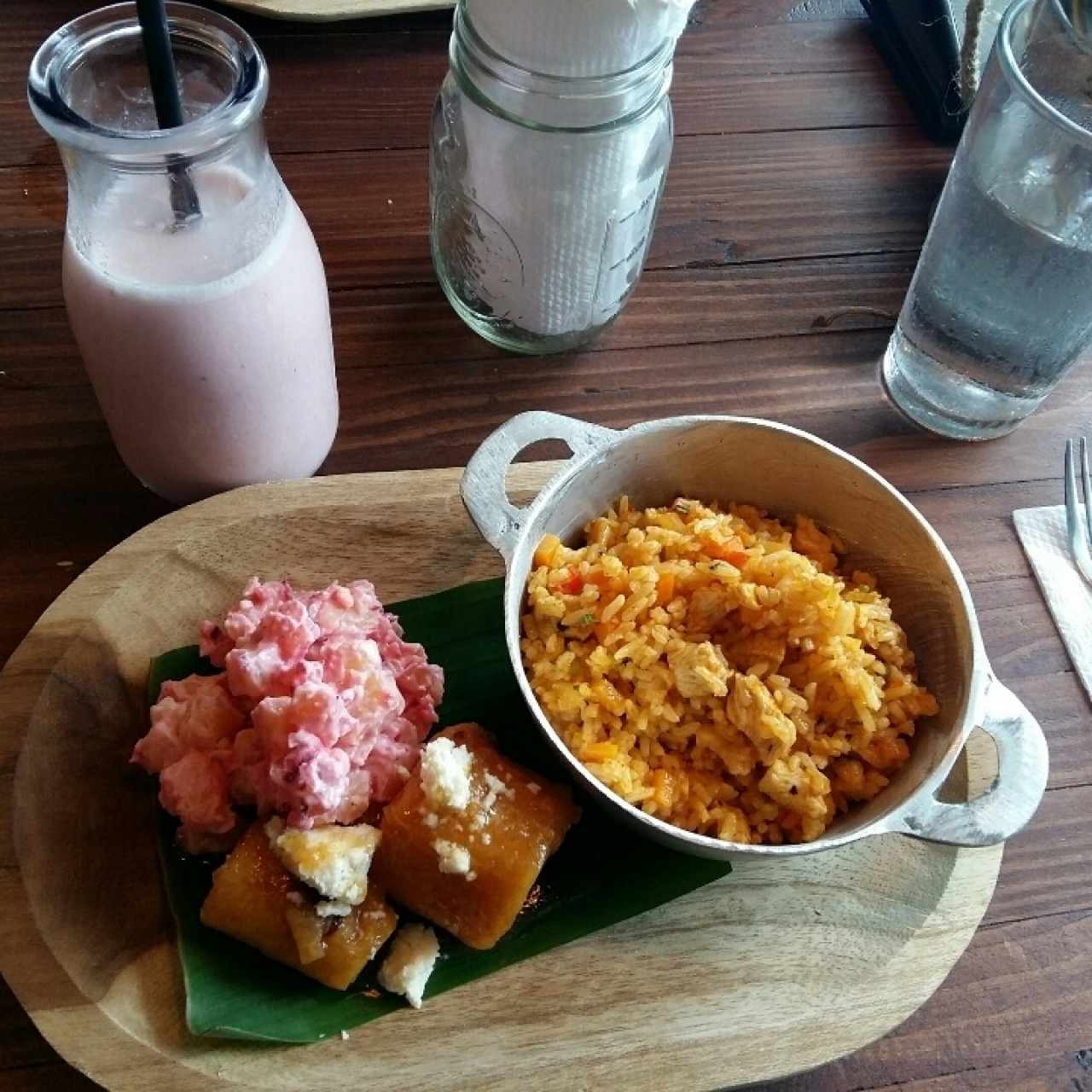 menú especial: arroz con pollo, ensalada de papá y plátano tentación 