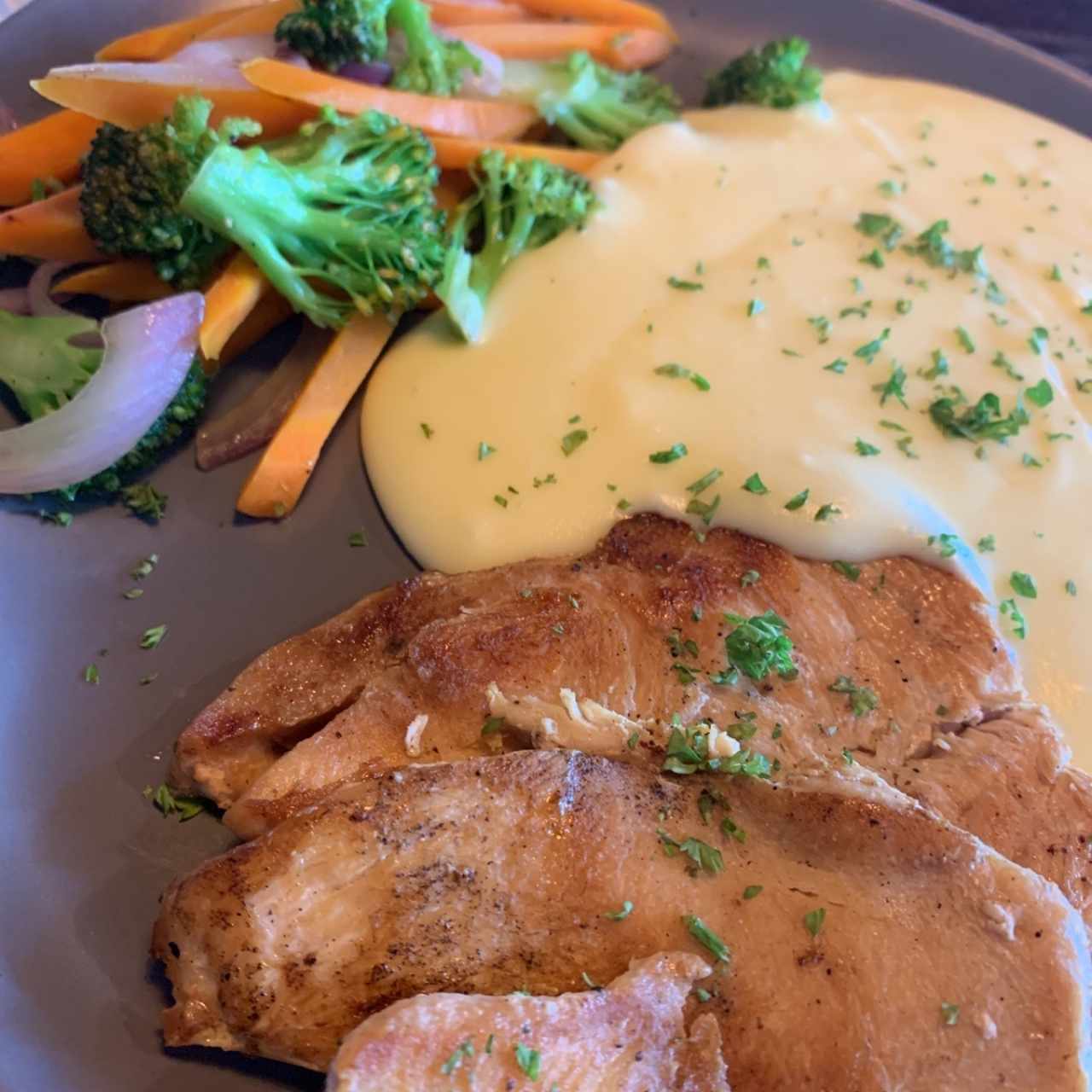 pollo a la plancha con vegetales y puré