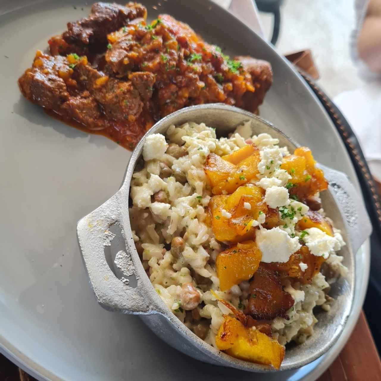 Bistec a la criolla con arroz meloso de guandú