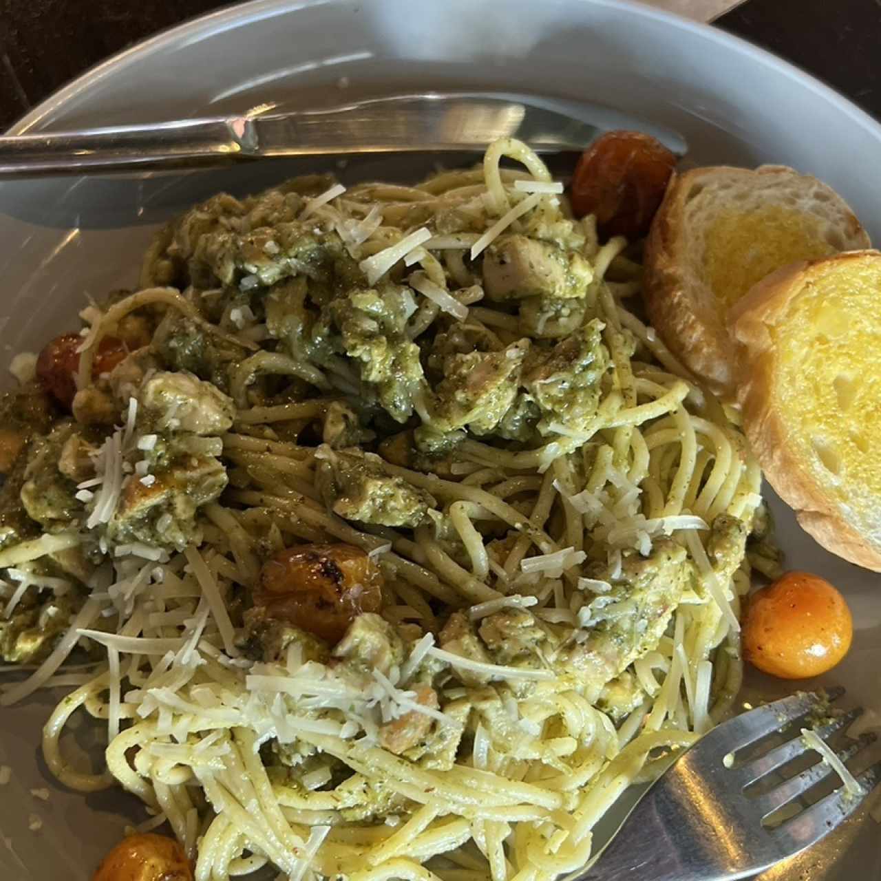 Spaguettis al pesto con tomates cherry 