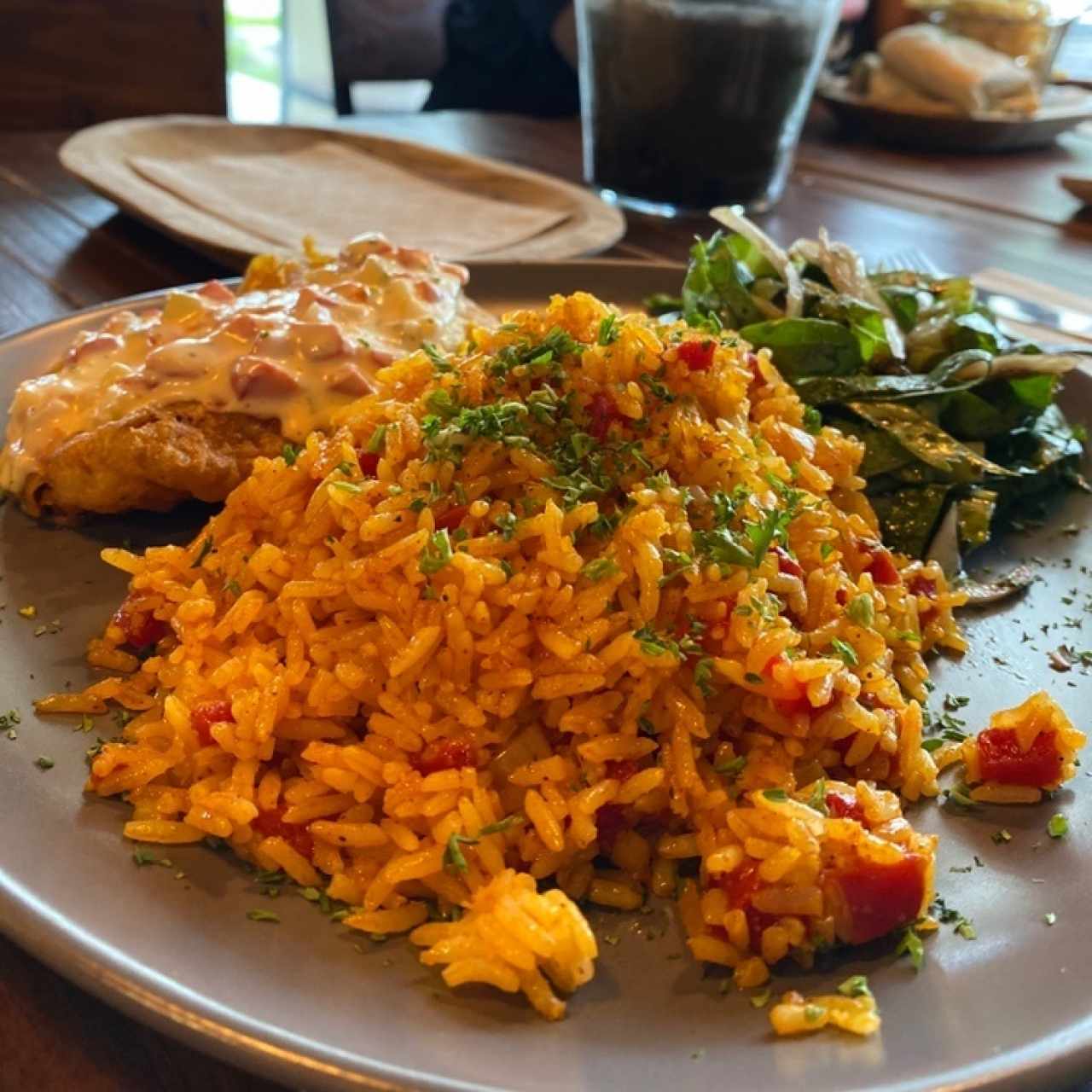 Menú Ejecutivo: Arroz amarillo, pescado apanado en salsa y ensalada.