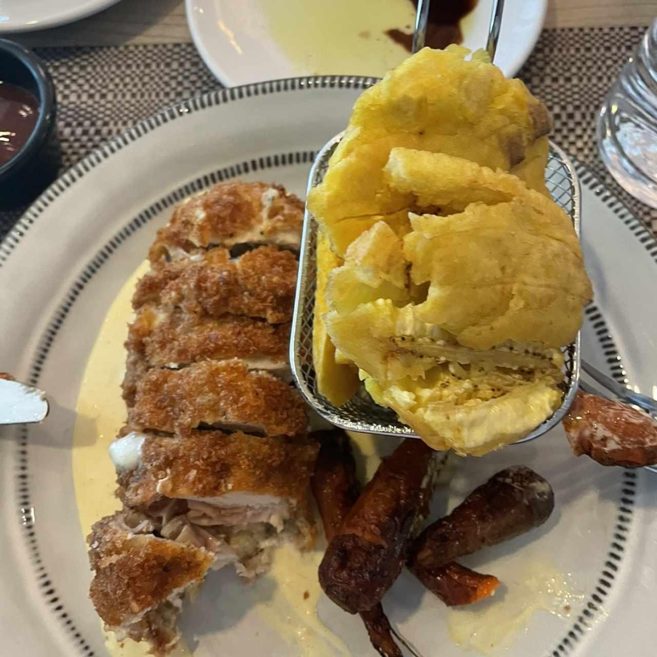 Cordon blue de pollo con patacones