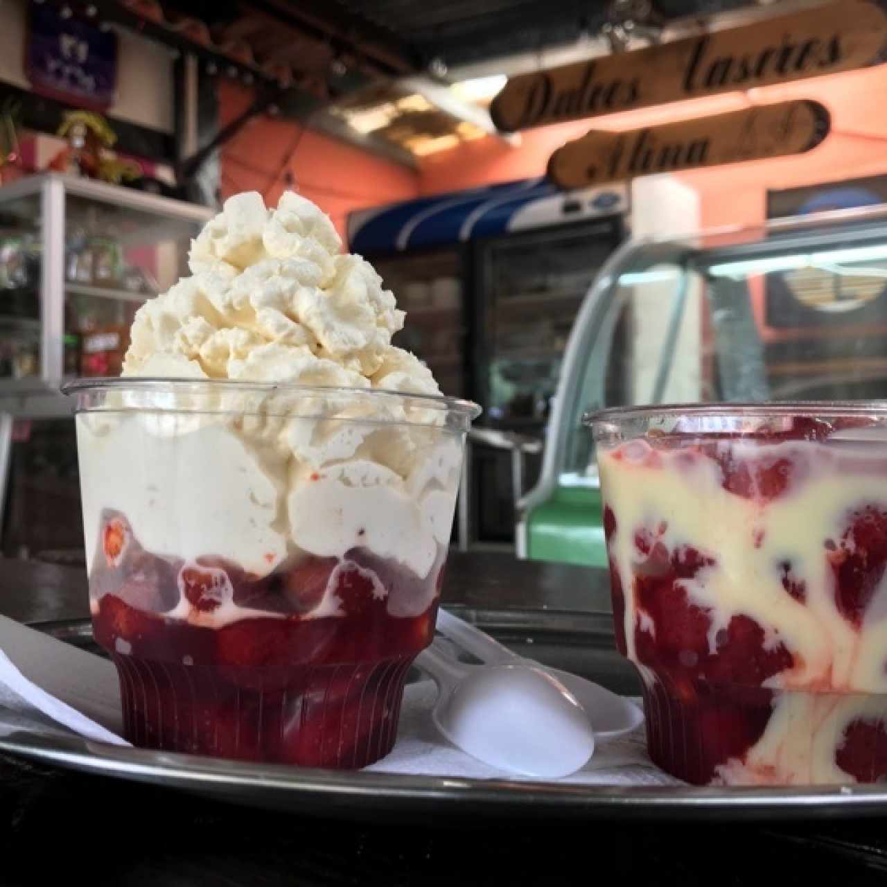 fresas con crema y fresas con leche condensada