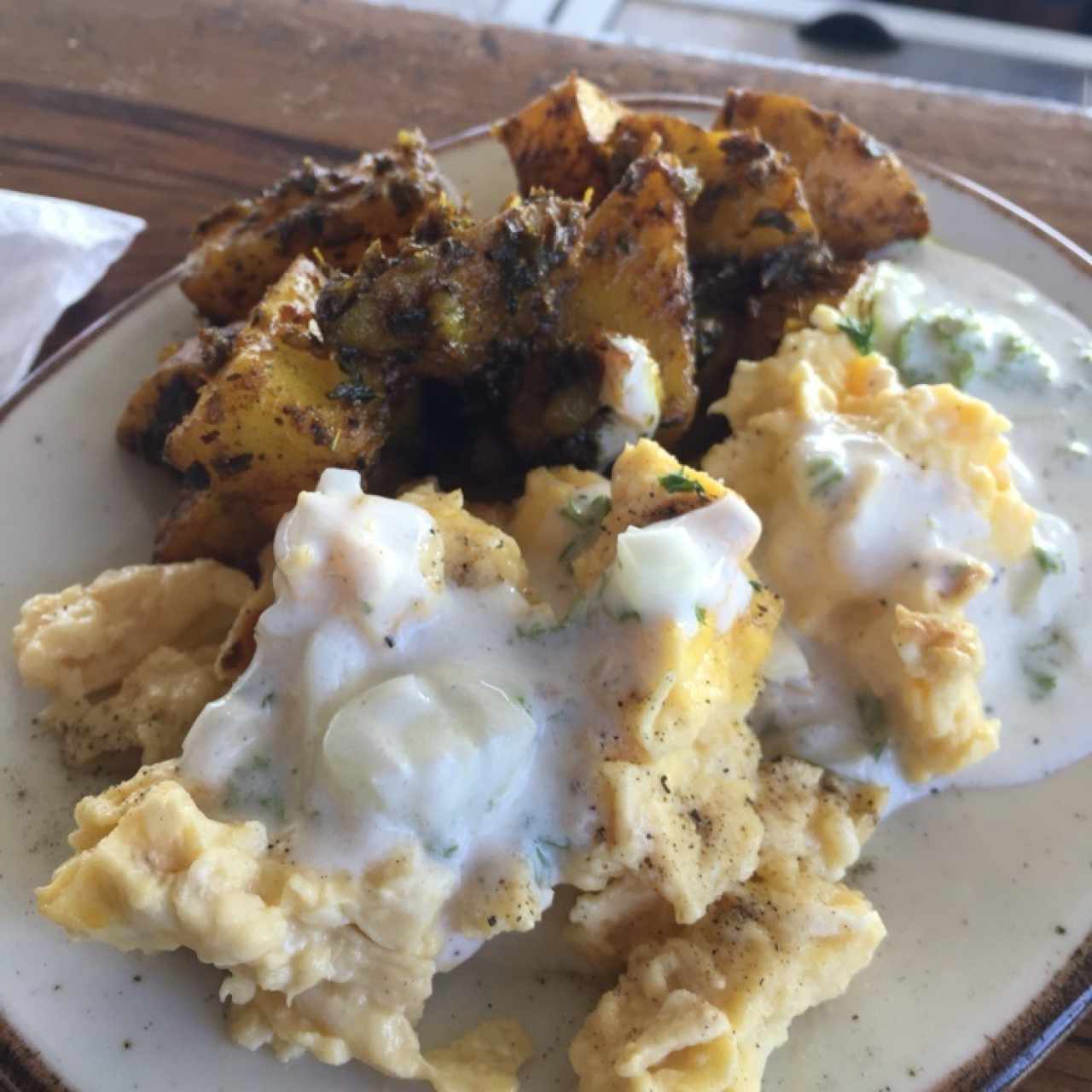 huevos revueltos con tzatziki y papas al horno (desayuno continental)