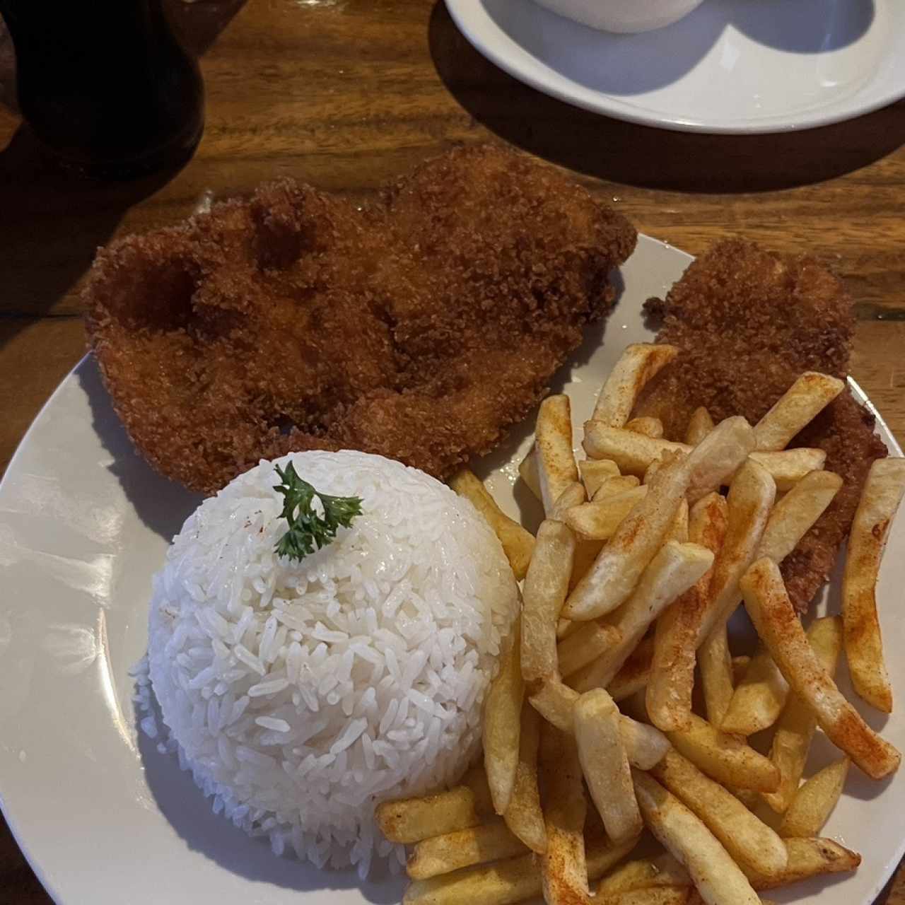 Schnitzen de Pollo, Arroz y Papas Fritas